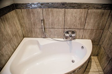 Deep soaking bathtub