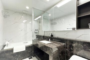 Deep soaking bathtub
