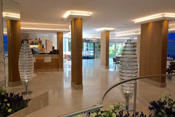Lobby lounge