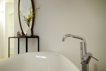 Deep soaking bathtub