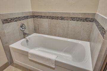 Deep soaking bathtub