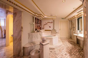 Indoor spa tub