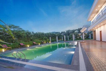 Indoor/outdoor pool