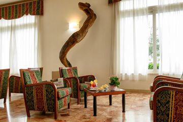 Lobby lounge