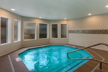Indoor spa tub
