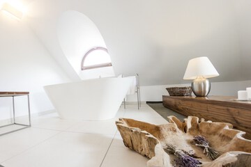 Deep soaking bathtub