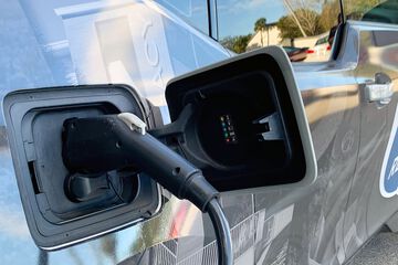 Electric vehicle charging station