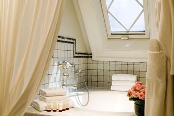 Deep soaking bathtub