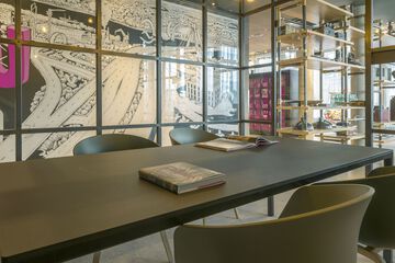 Lobby lounge