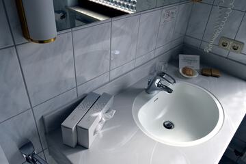 Bathroom sink