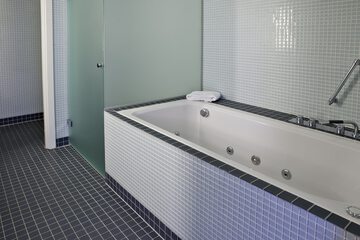 Deep soaking bathtub