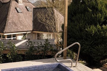 Private spa tub