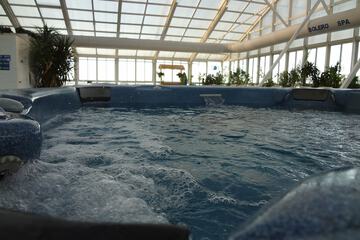 Indoor spa tub