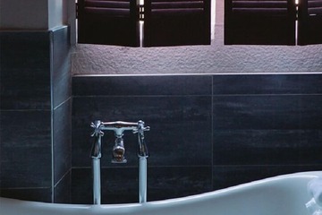Deep soaking bathtub