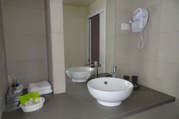 Bathroom sink