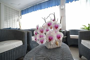 Lobby lounge
