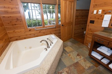 Jetted tub
