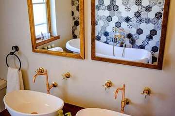 Bathroom sink