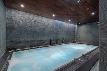 Indoor spa tub