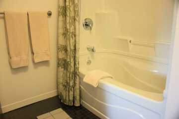 Deep soaking bathtub