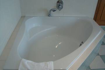 Deep soaking bathtub