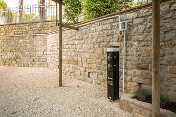 Electric vehicle charging station