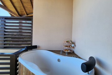 Deep soaking bathtub