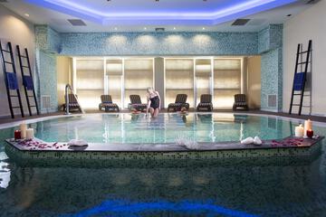 Indoor spa tub