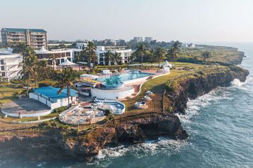 Swim-up bar
