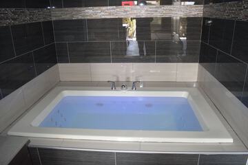 Jetted tub