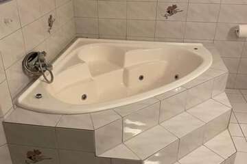 Deep soaking bathtub