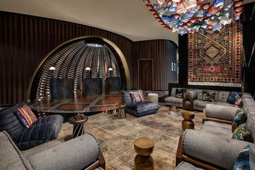 Lobby lounge