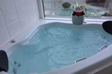 Jetted tub