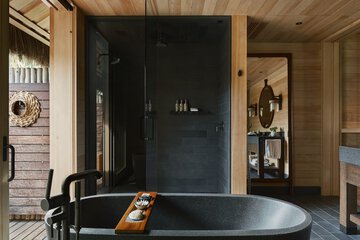 Deep soaking bathtub