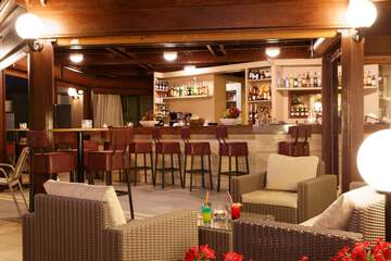 Poolside bar