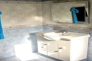 Bathroom sink