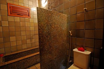 Deep soaking bathtub