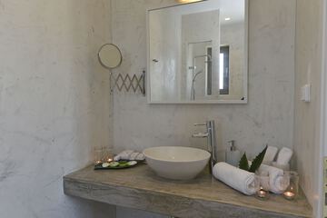 Bathroom sink