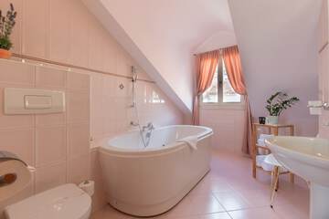 Deep soaking bathtub