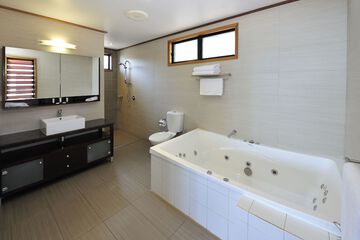 Jetted tub
