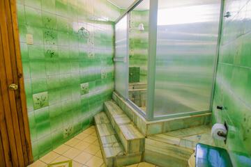 Deep soaking bathtub