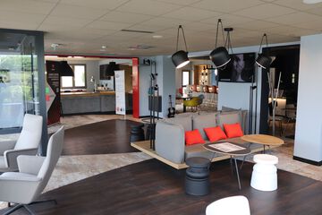 Lobby lounge