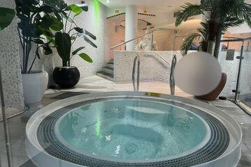 Indoor spa tub