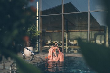 Indoor/outdoor pool