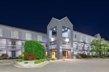 Howard Johnson by Wyndham Romulus Detroit Metro Airport