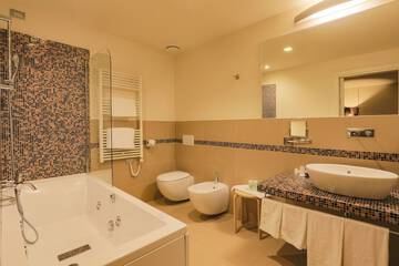 Jetted tub