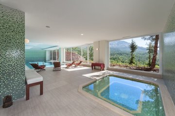 Indoor spa tub