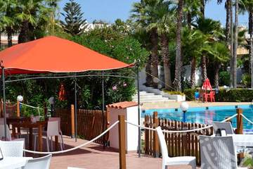 Poolside bar