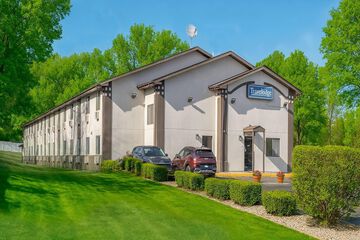 Travelodge by Wyndham Muskegon