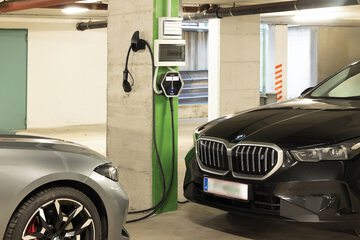 Electric vehicle charging station